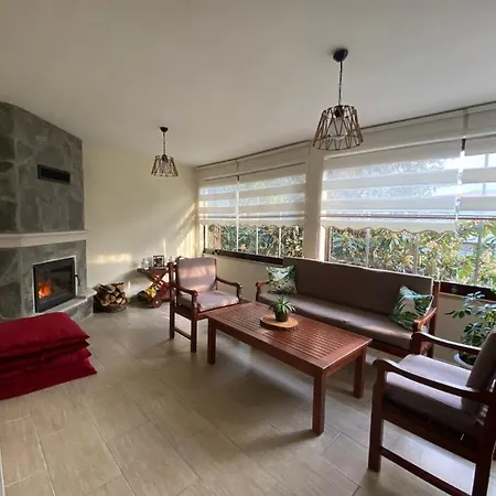 Cozy With Backyard And Fireplace In سبانجا