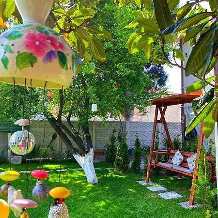 فيلة Cozy With Backyard And Fireplace In *
